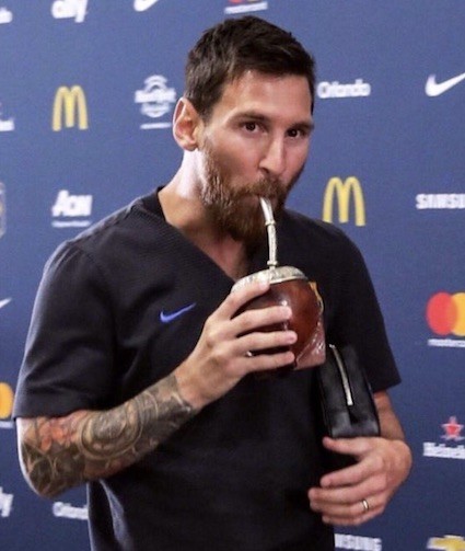 lionel-messi-loves-to-drink-mate-soccer-training-info