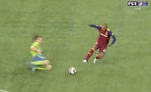 Everton Luiz Tackle